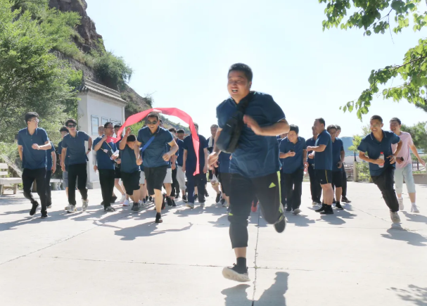 增強(qiáng)團(tuán)隊合力 展示泓源風(fēng)采 ——泓源公司開展登山比賽活動(圖3)